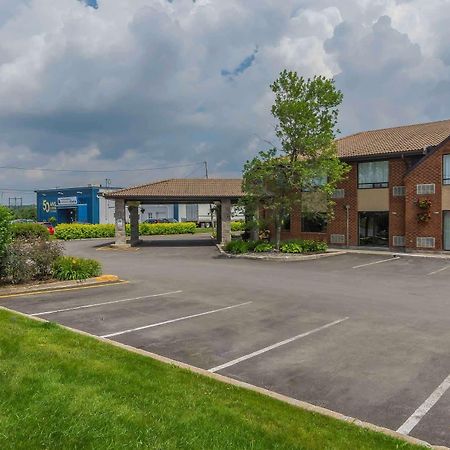 Comfort Inn Levis Bagian luar foto
