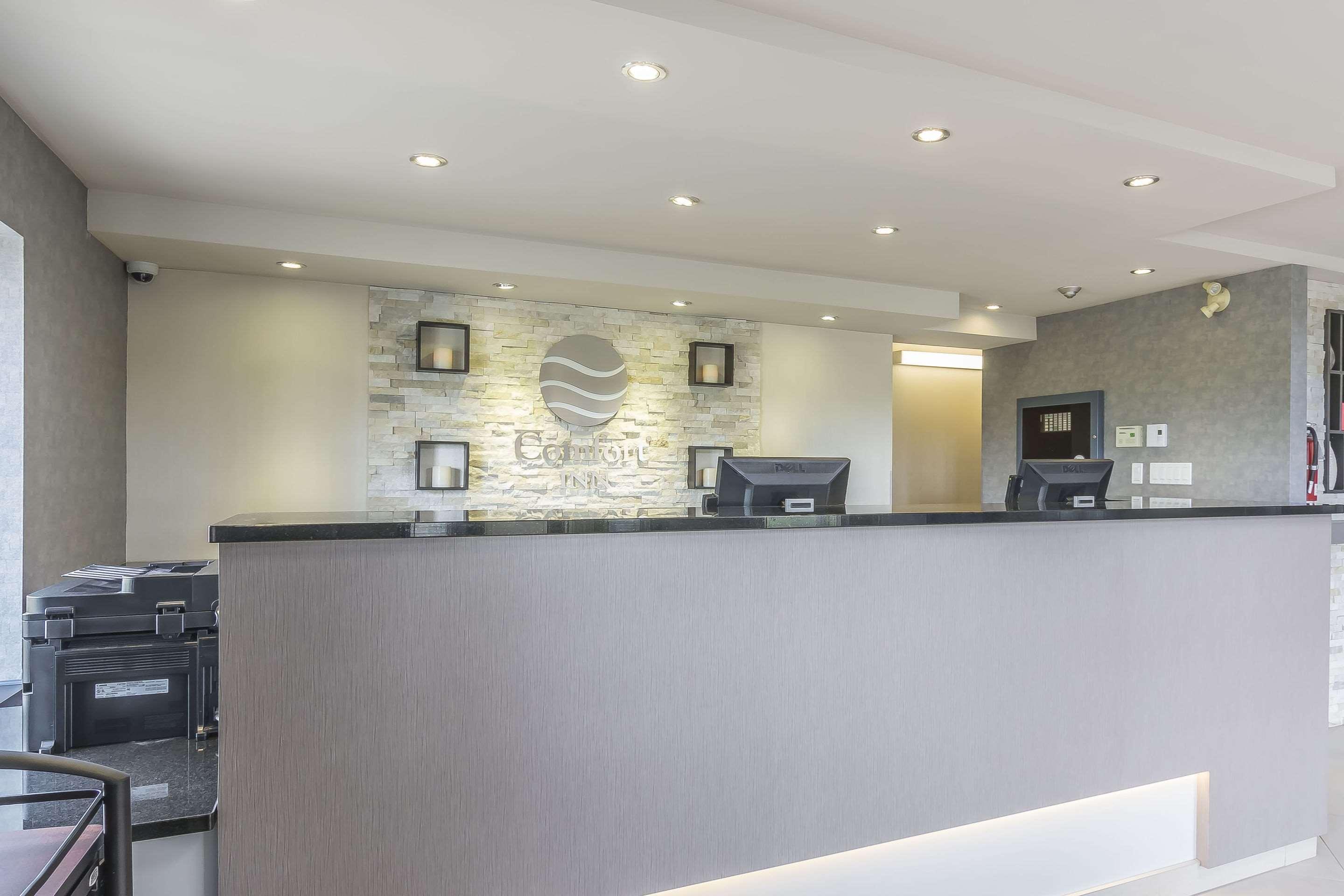 Comfort Inn Levis Bagian luar foto