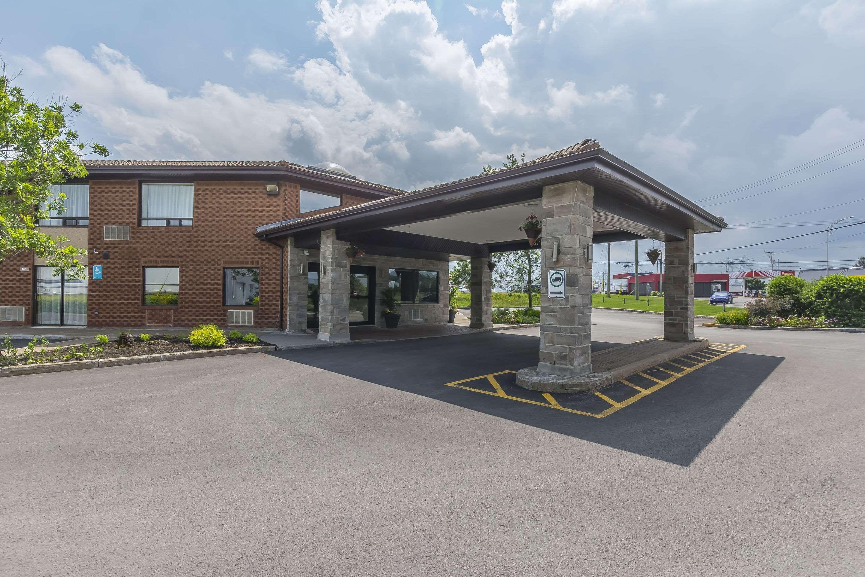 Comfort Inn Levis Bagian luar foto
