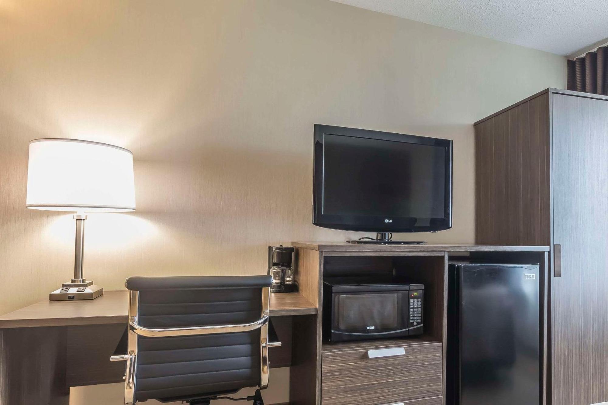 Comfort Inn Levis Bagian luar foto