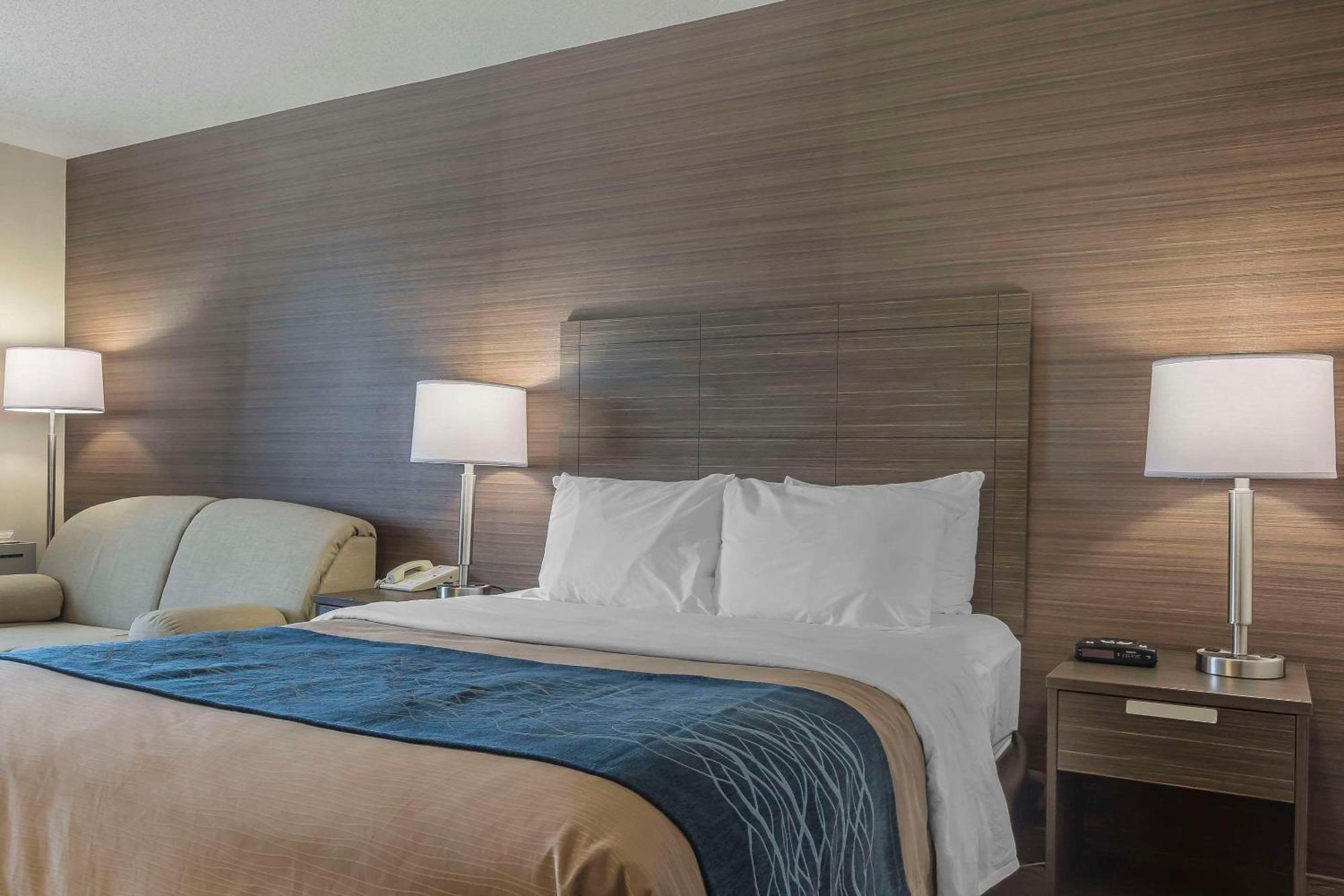 Comfort Inn Levis Bagian luar foto