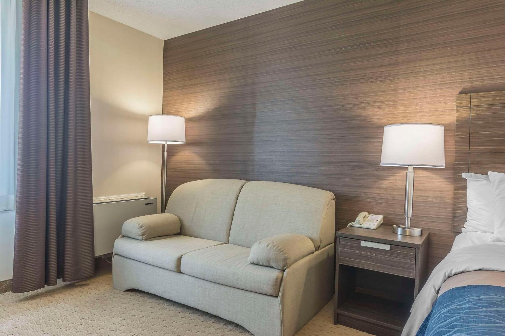 Comfort Inn Levis Bagian luar foto