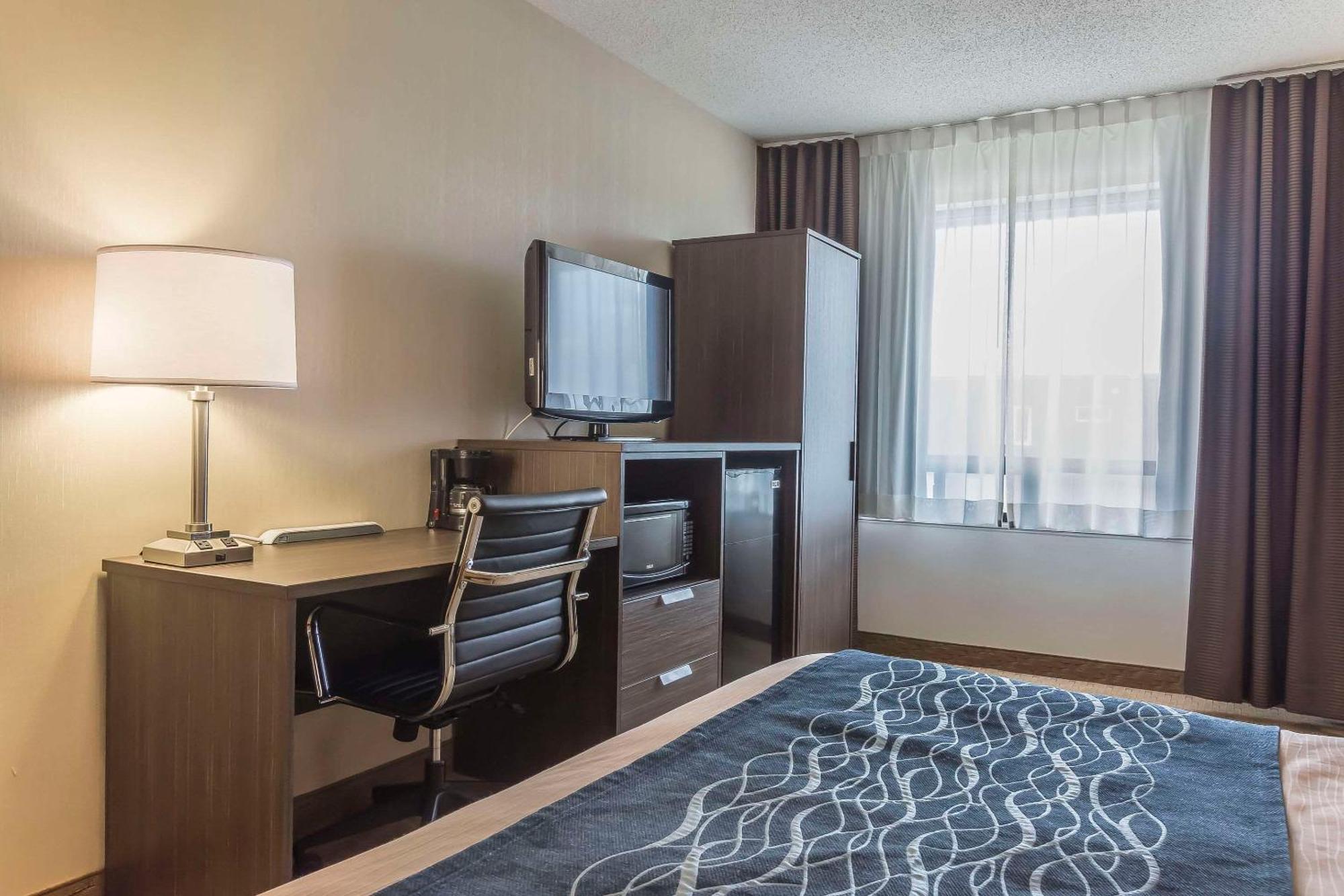 Comfort Inn Levis Bagian luar foto