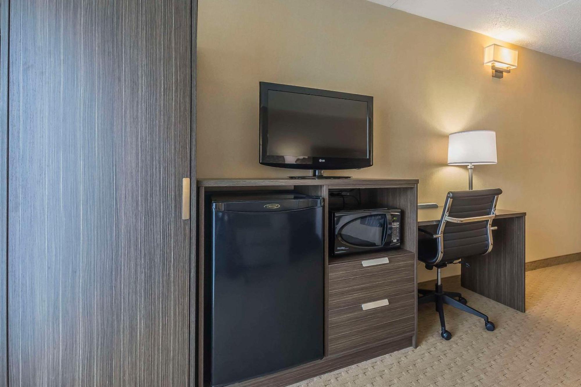 Comfort Inn Levis Bagian luar foto